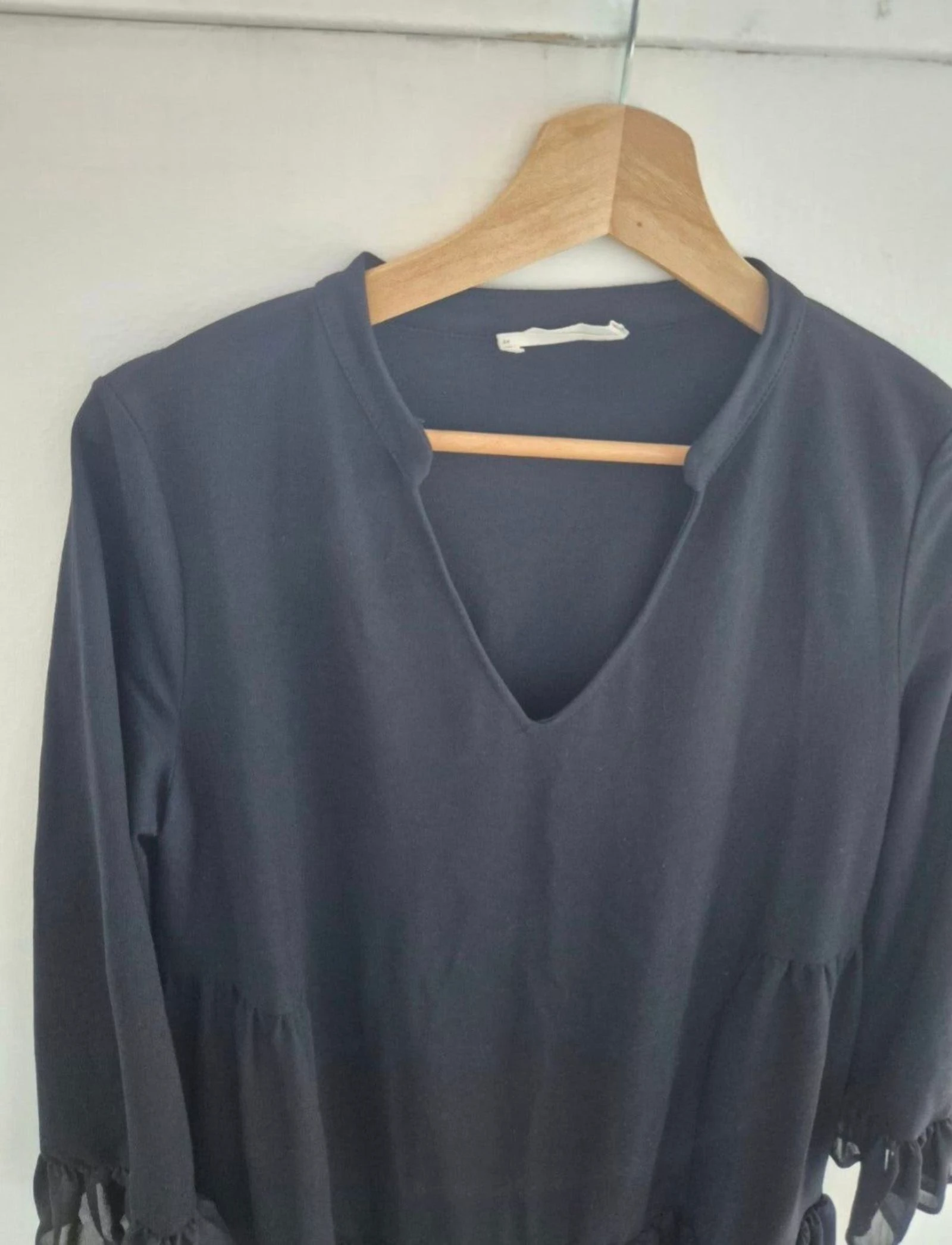 Mango (MNG) vestido túnica preto com babados e decote em V – Tamanho M – photo 5